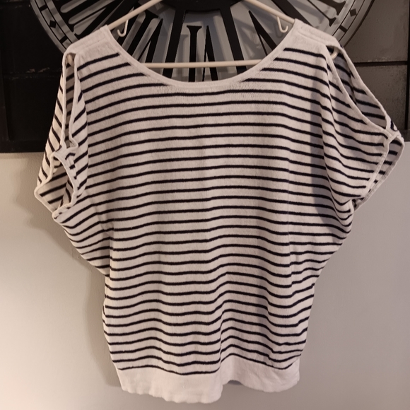 Lilly Pulitzer Tops - Lilly pulitzer cold shoulder short‎ sleeve sweater shirt